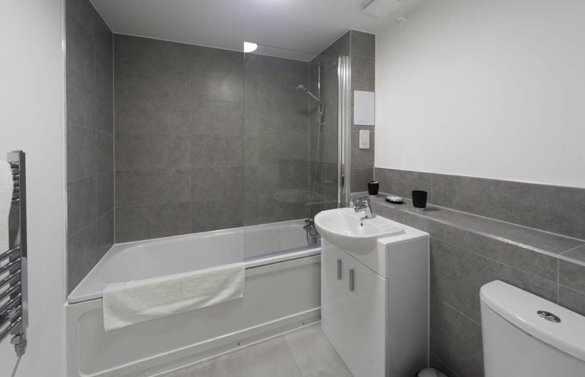 Modern And Bright 2 Bed In Ashford * Ashford (Kent)