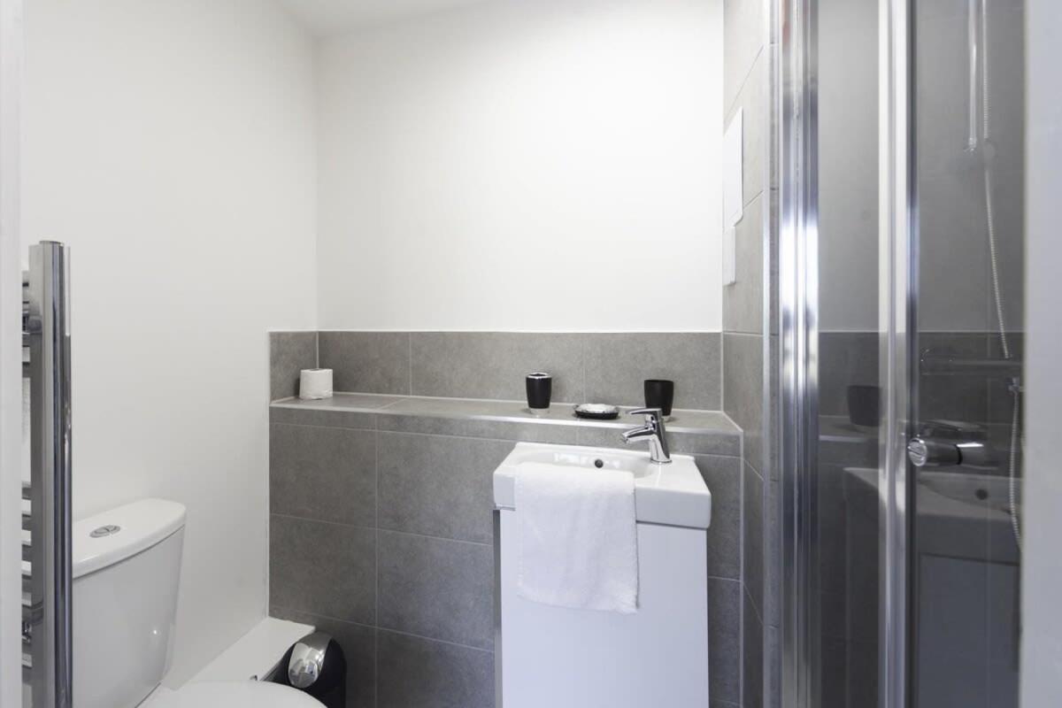 Modern And Bright 2 Bed In Ashford Apartment